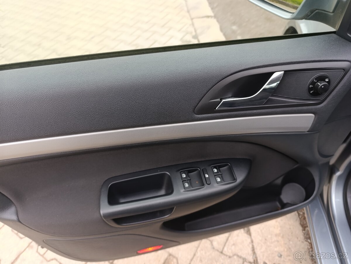 Škoda Octavia 2.0 TDi Elegance tažné combi - 13