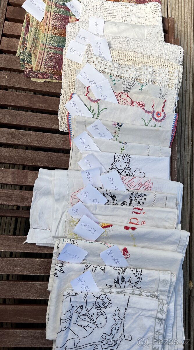 Staré vyšívané ubrusy, háčkované dečky a gobelínový přehoz - 13