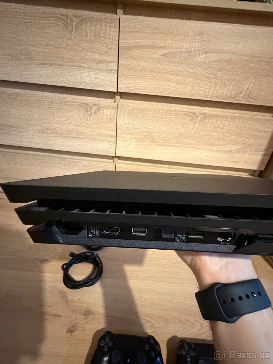 Sony PlayStation 4 Pro 1TB, ovládače a nabíjacia stanica - 13