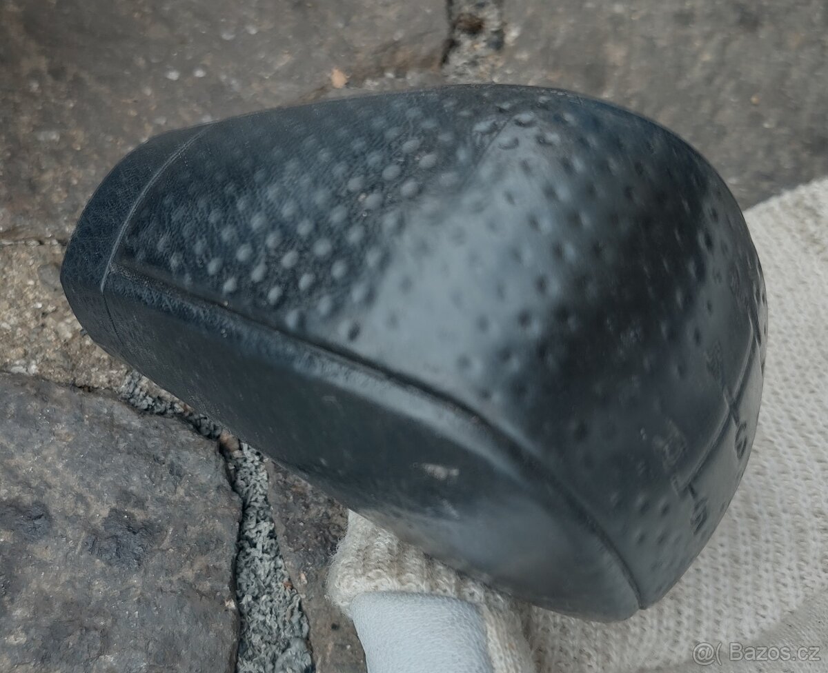 Ovladače stahováni oken, ventilátor, airbag, emblem Rexton - 13