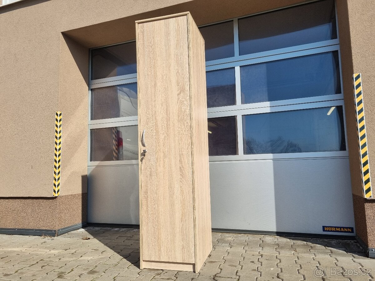 Uzamykatelná šatní skříňka - 13