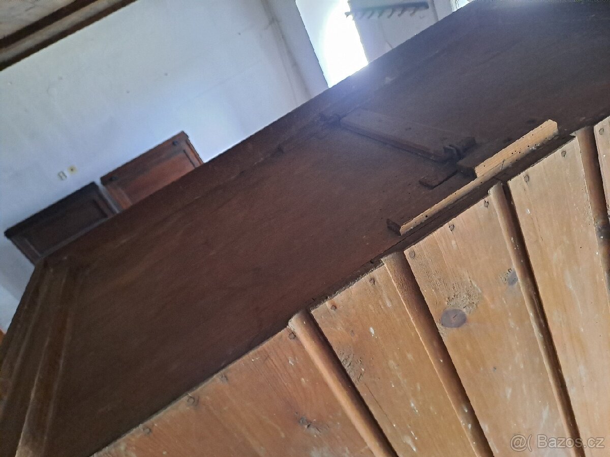 Celodřevěná starožitná skříň 1 - 13