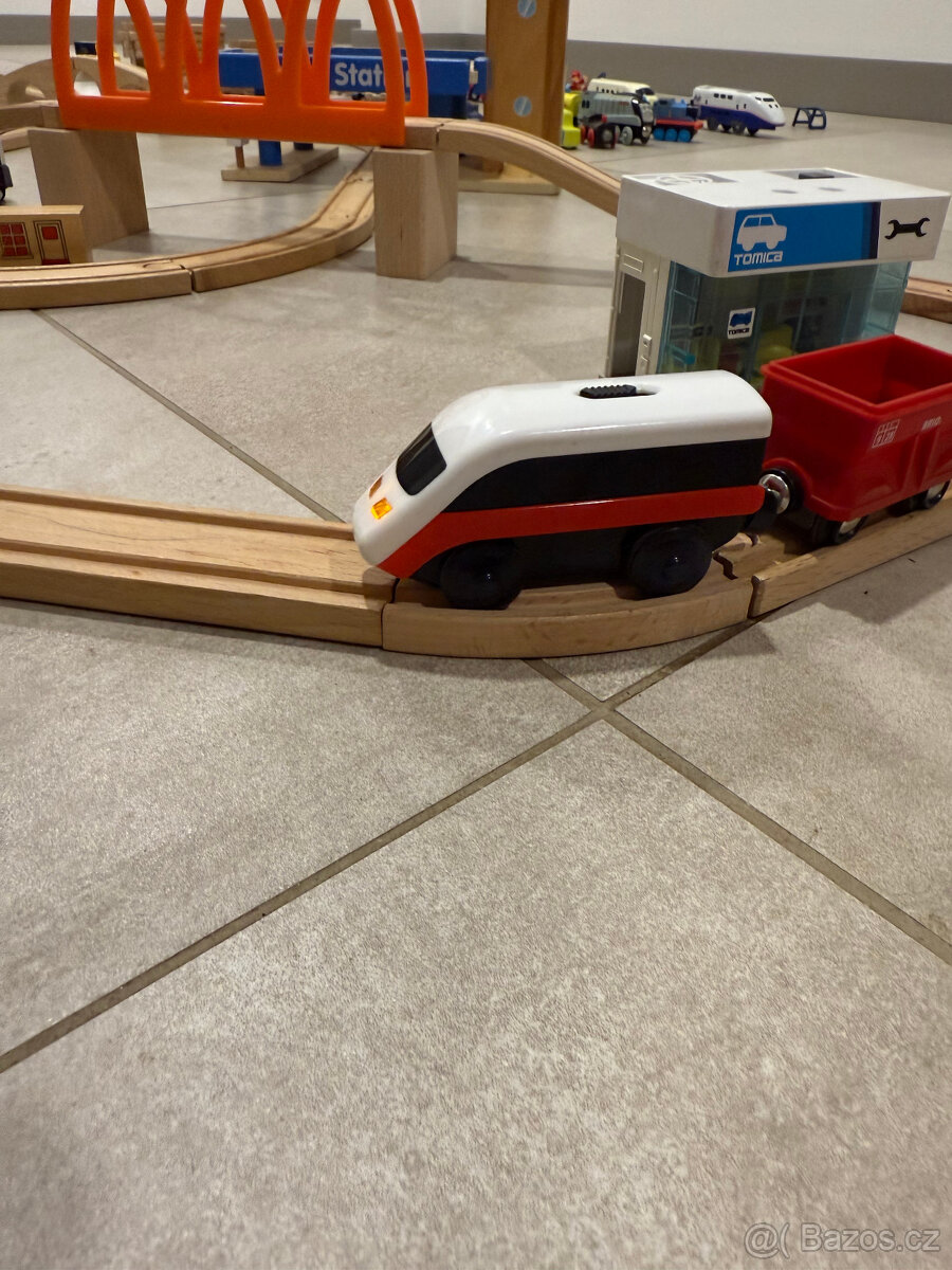 Vláčkodráha s Brio doplňky - 13