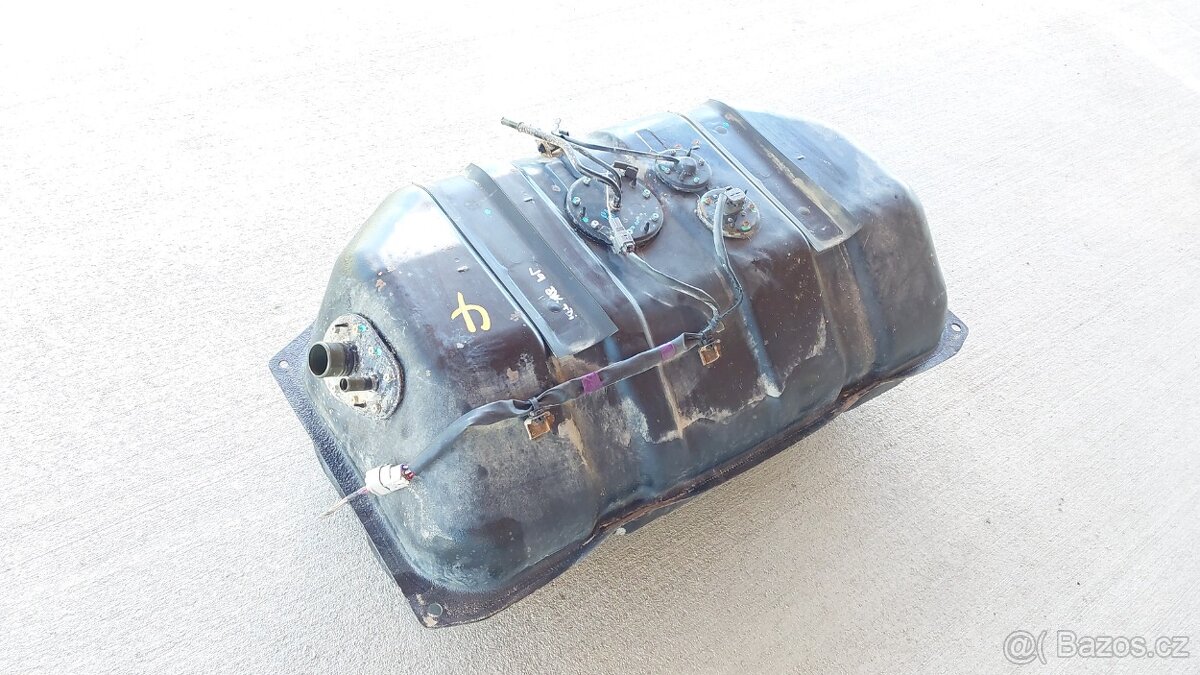 Toyota LC90 - Nádrž - 13