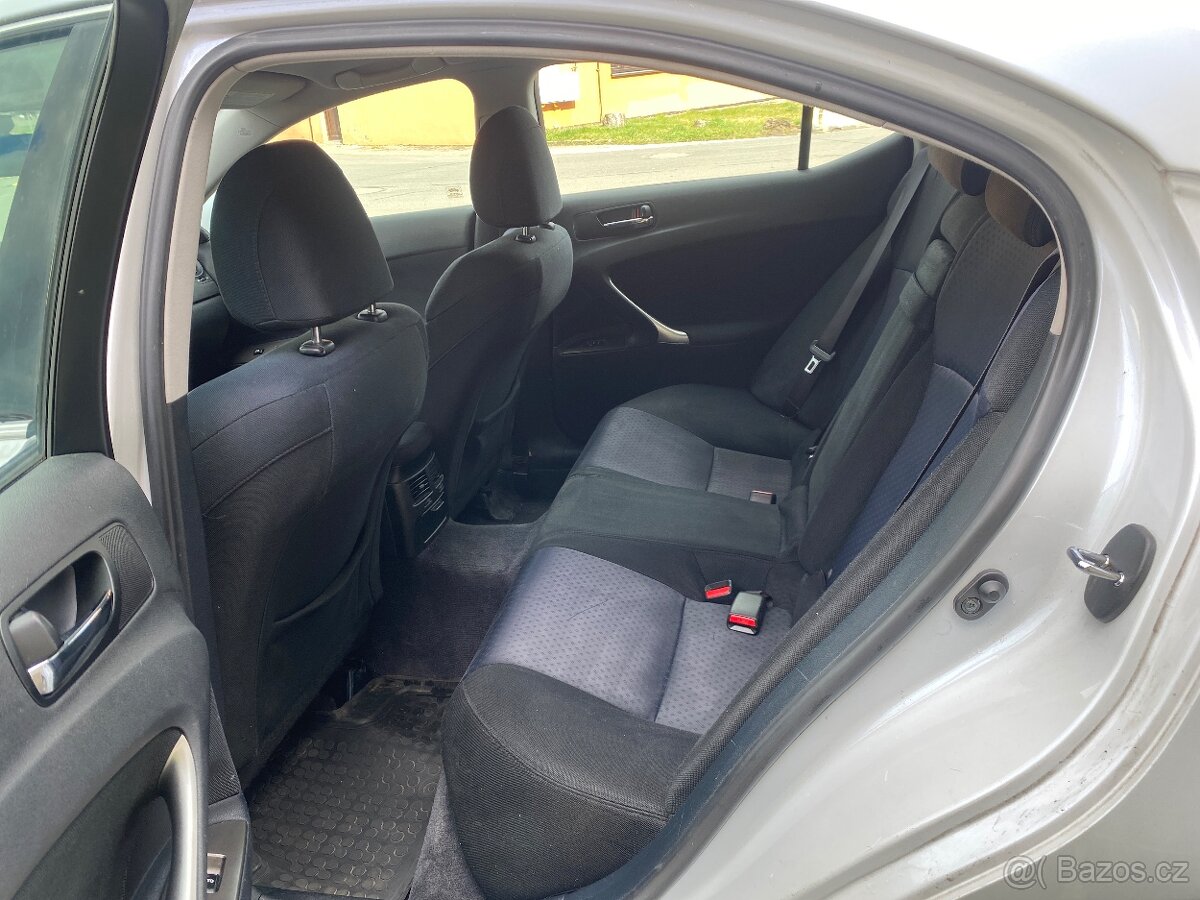 Lexus IS220D rok 2011 - 13