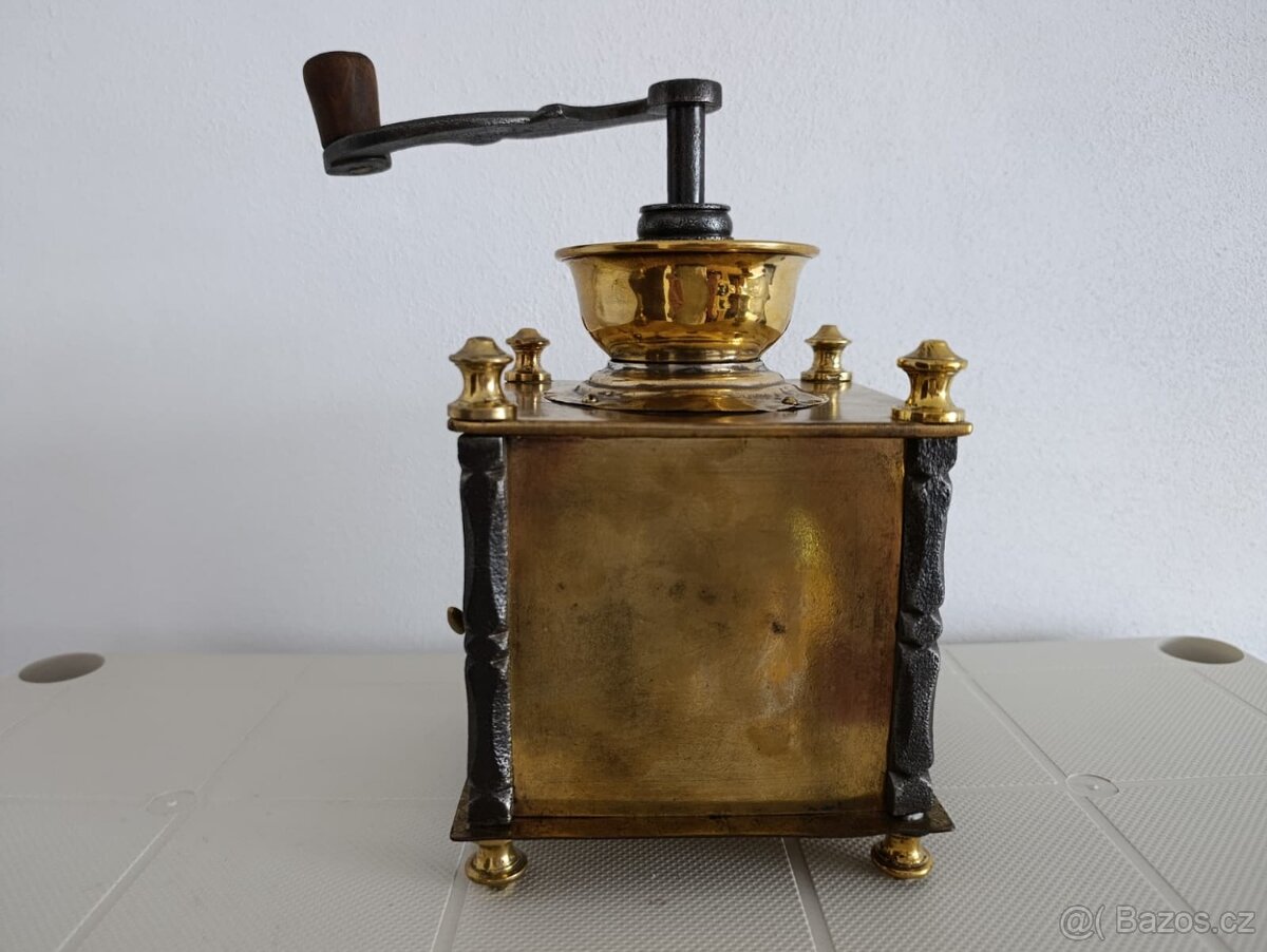 Krásný starožitný mosazný mlýnk na kávu, ručně kov.sloupky - 13