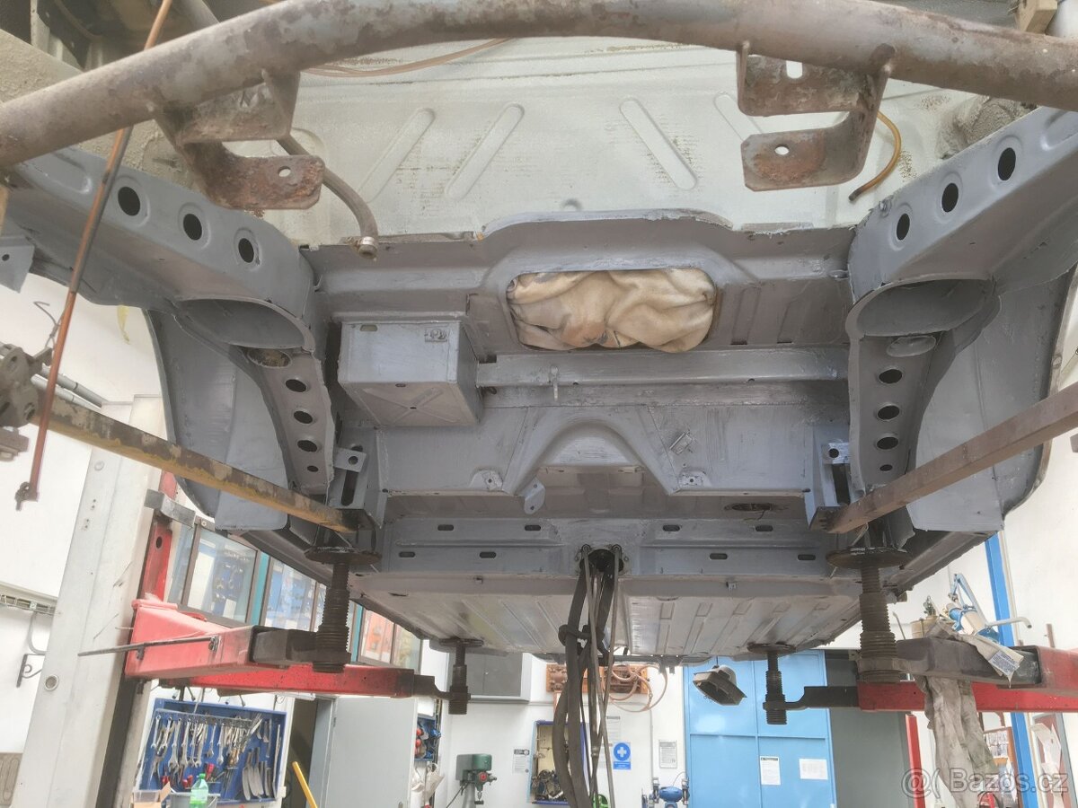 Škoda 105 S karoserie - 13