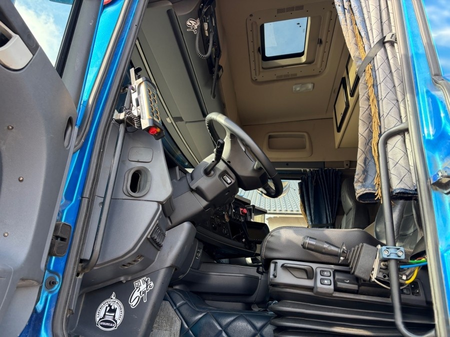 Scania R580 V8 8x4 nosič kontejneru - 13