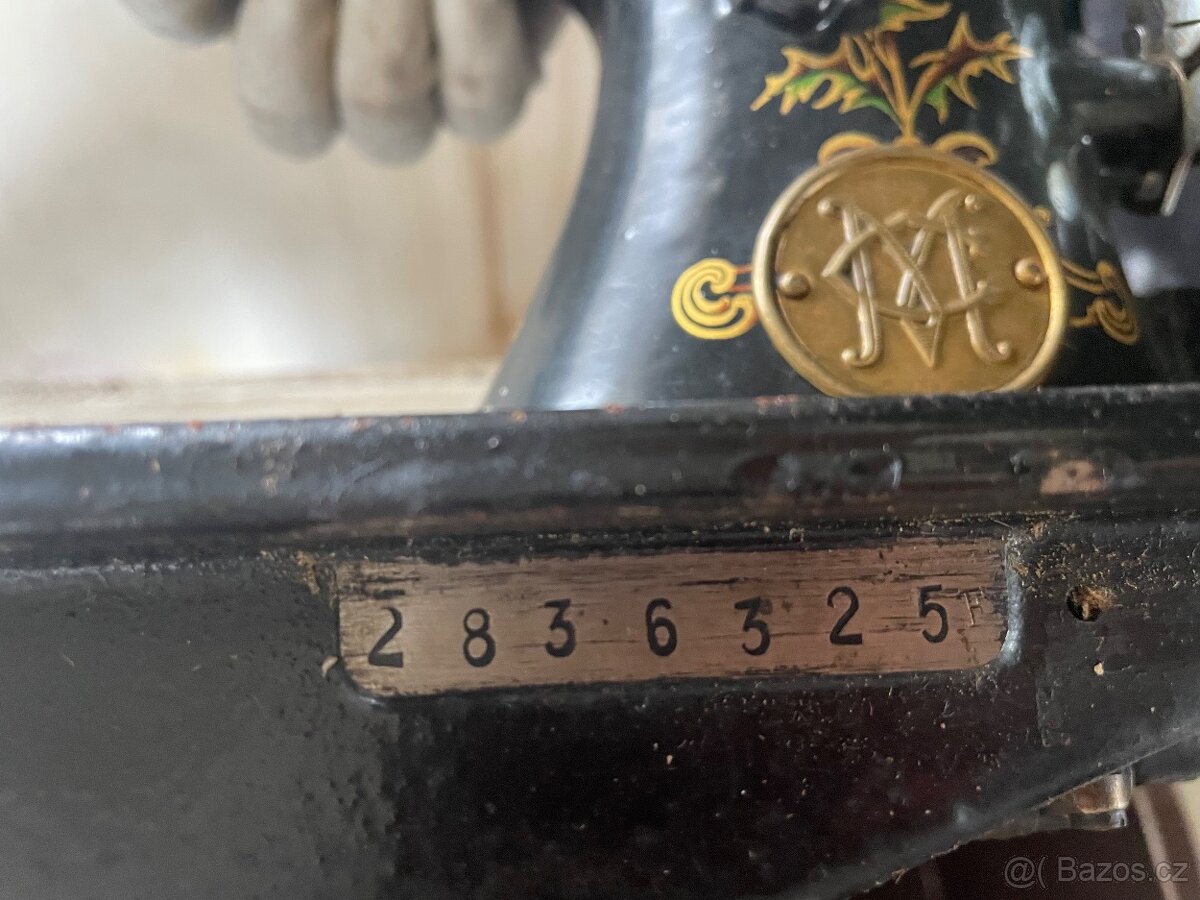 Starožitný šicí stroj ROYAL - 13
