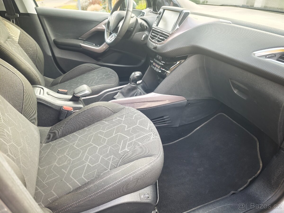 Peugeot 2008 1.2i benzín - 13