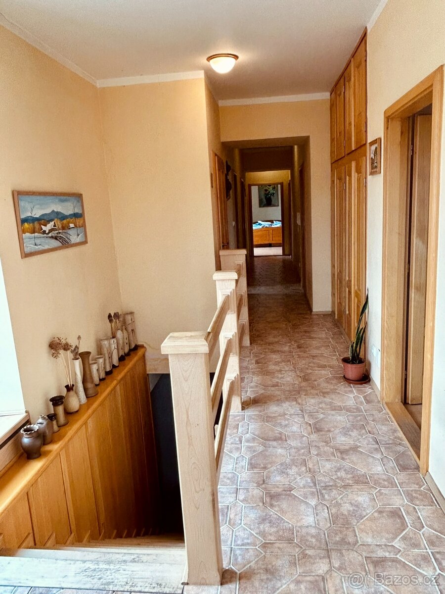 Historický statek s krásnými interiéry - 13