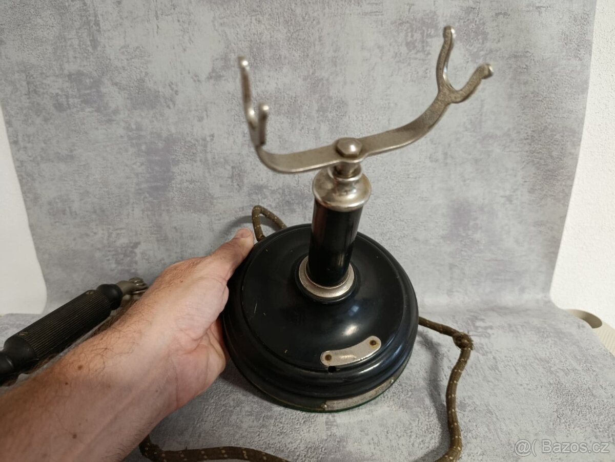 Velmi starý telefon s kruhovou základnou.se stítkem Ericsson - 13