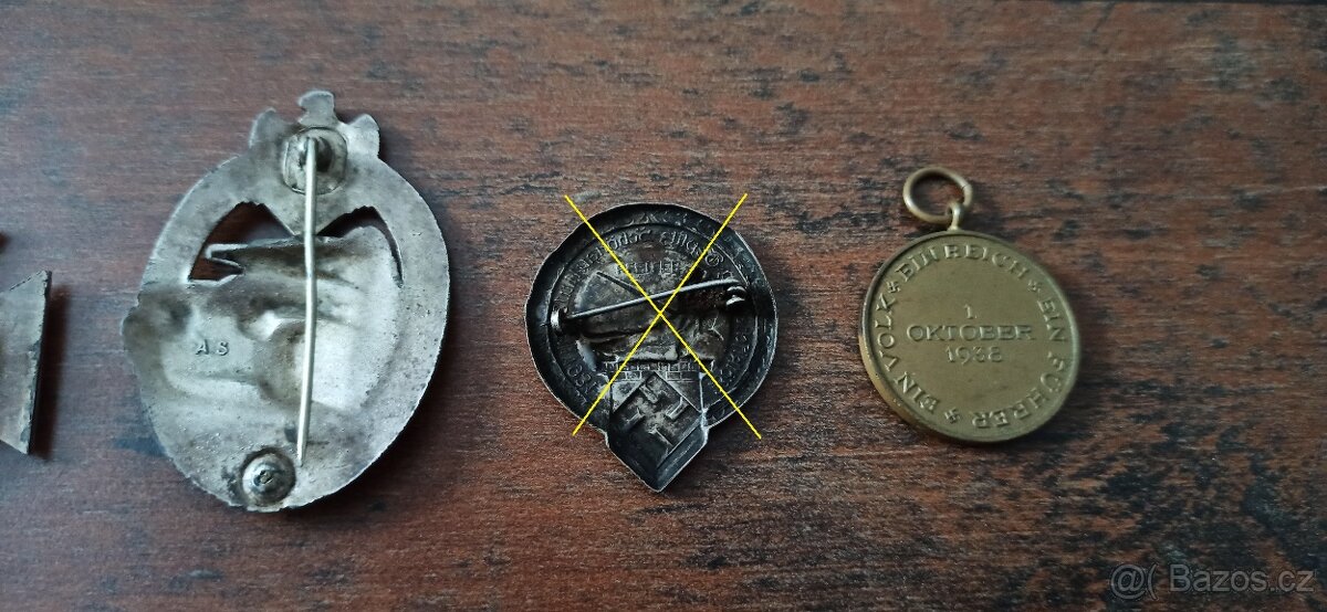 Medaile, vyznamenání, odznaky. - 13