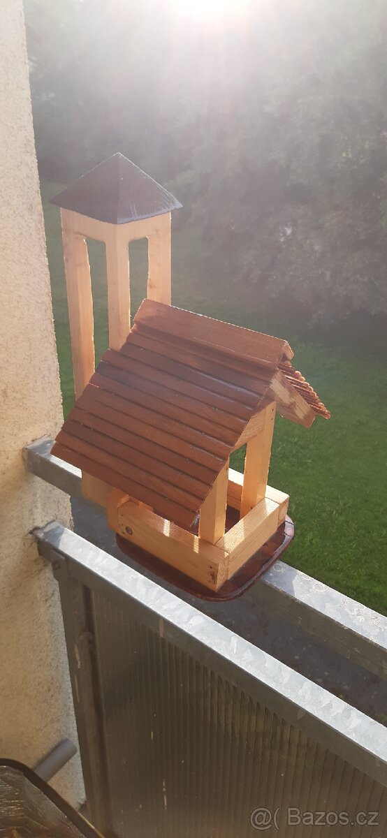 Dřevěné krmítko, ptačí budka, stolička, bedýnka
- 13