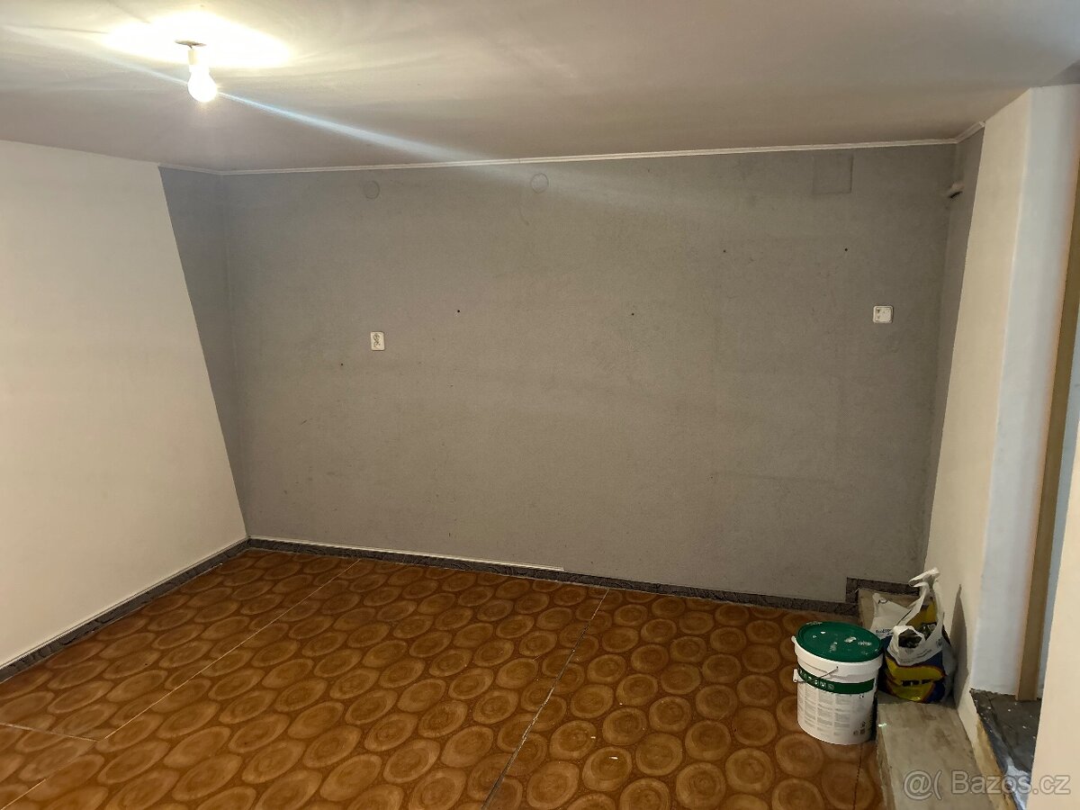 Komplex dvou chat s velkou garáži a pozemkem - 13