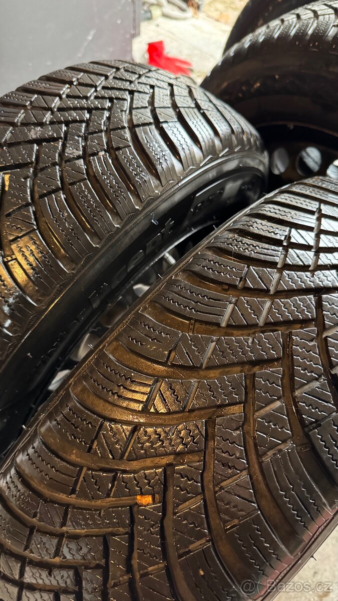Zimní pneu R15 + plechové disky + poklice Mercedes - 13
