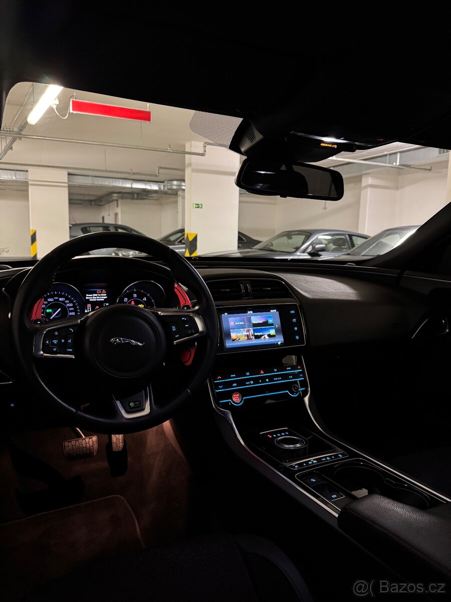 Jaguar XE 2.0D 4x4 R-SPORT DYNAMIC - 13