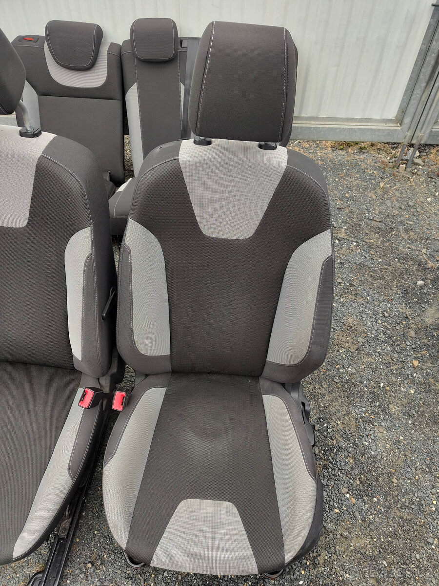 Sedačky, tapeci, koberec... Focus III - 13