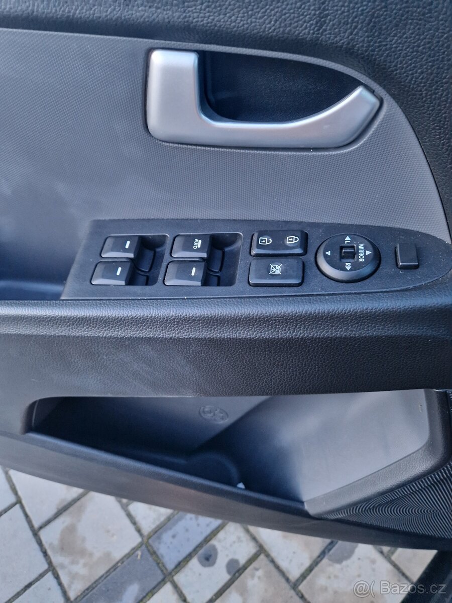 Kia Sportage 2.0nafta 4×4 AWD automat - 13