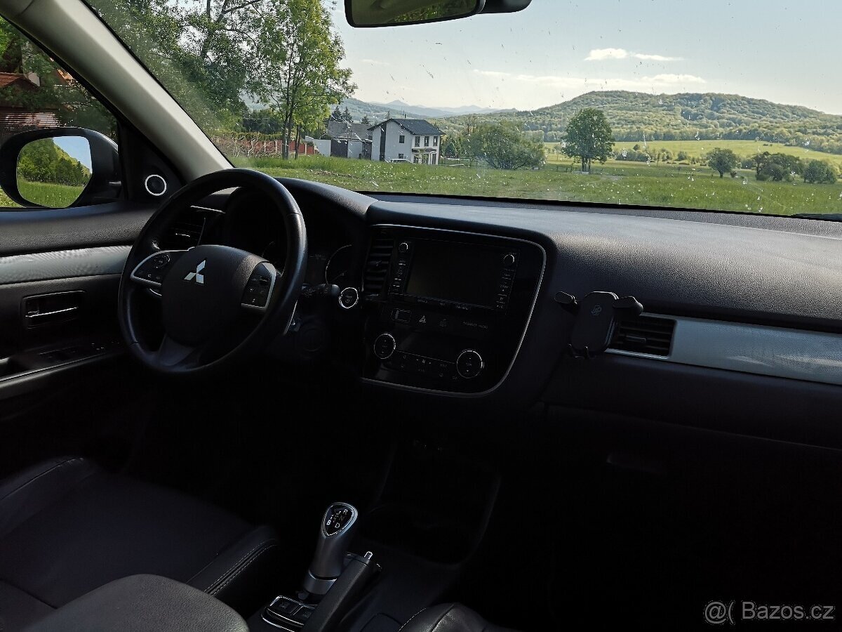 MITSUBISHI OUTLANDER PHEV HYBRID PLNÝ SERVIS - 13