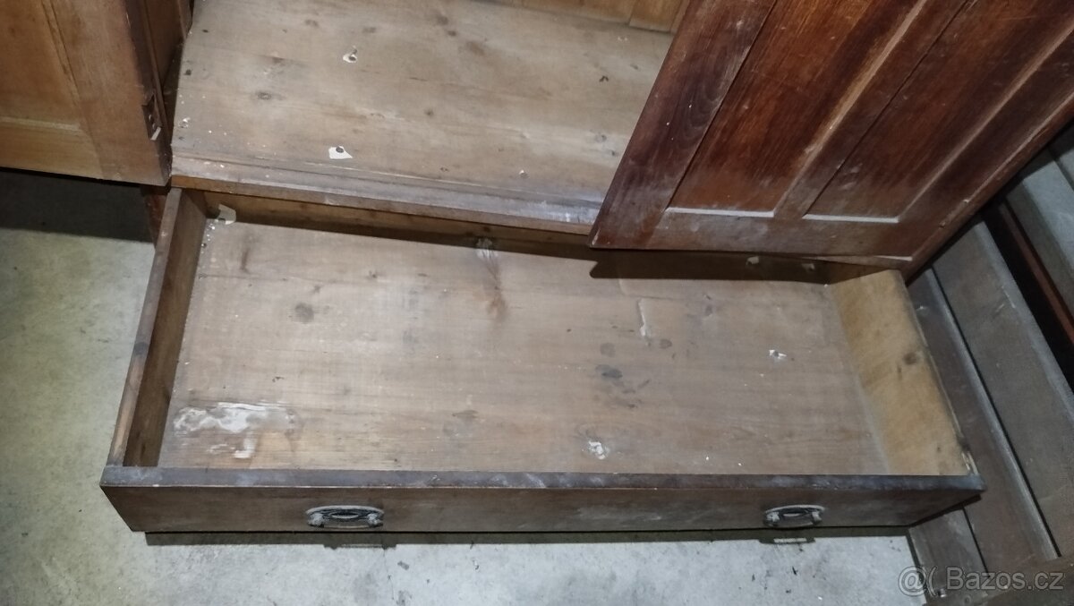 Dřevěná skříň - 13