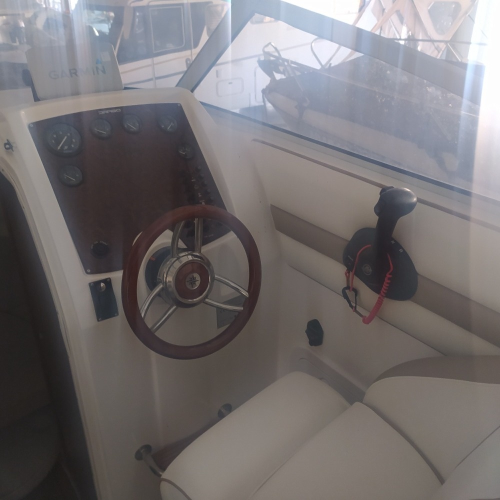 Krásná kajutová loď DRAGO 710 OB + Mercruiser 4,5L MPI - 13