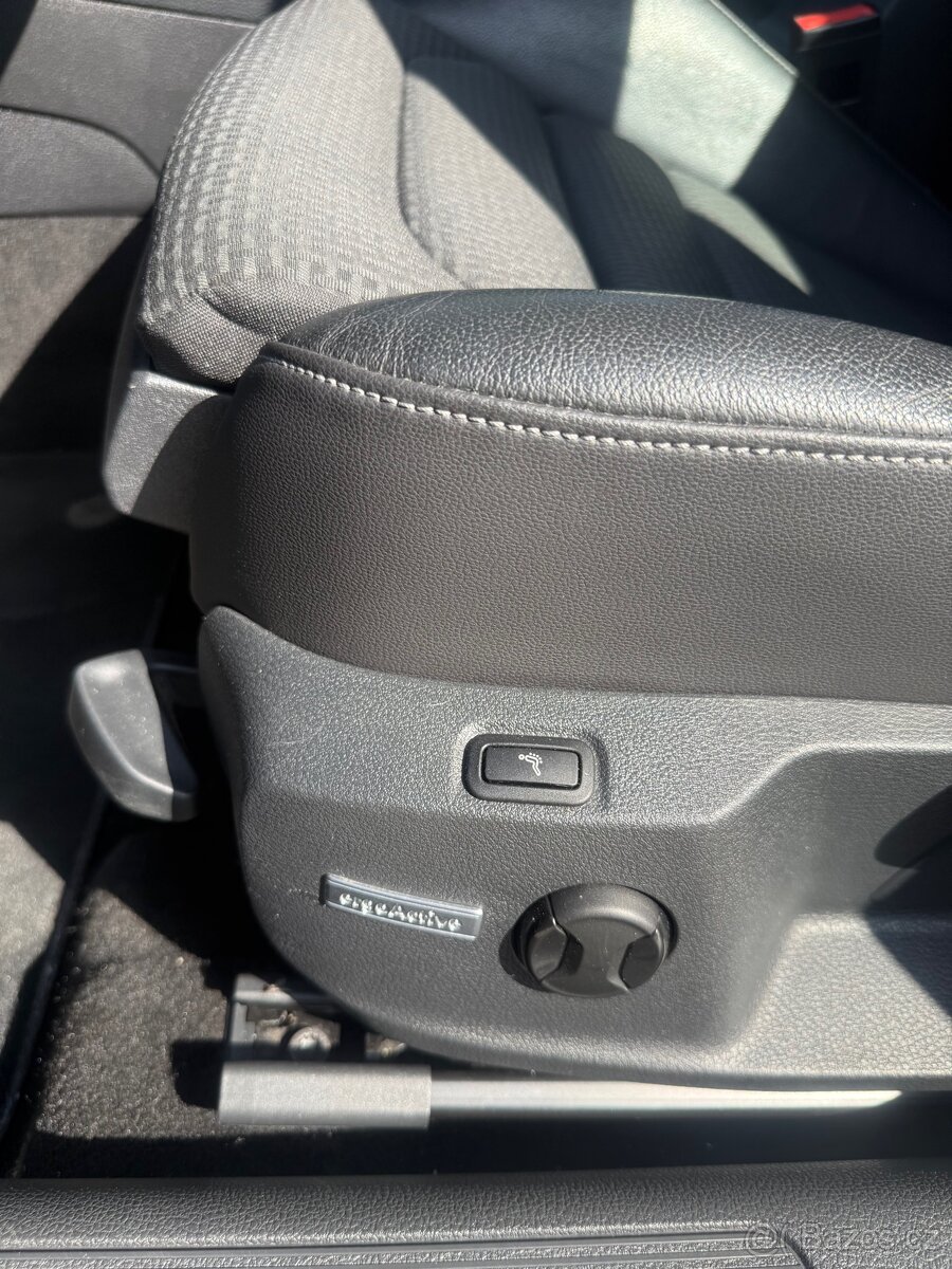 Volkswagen Golf 7 variant 1,6 TDI 81KW. Tažné,NAVI, LED - 13