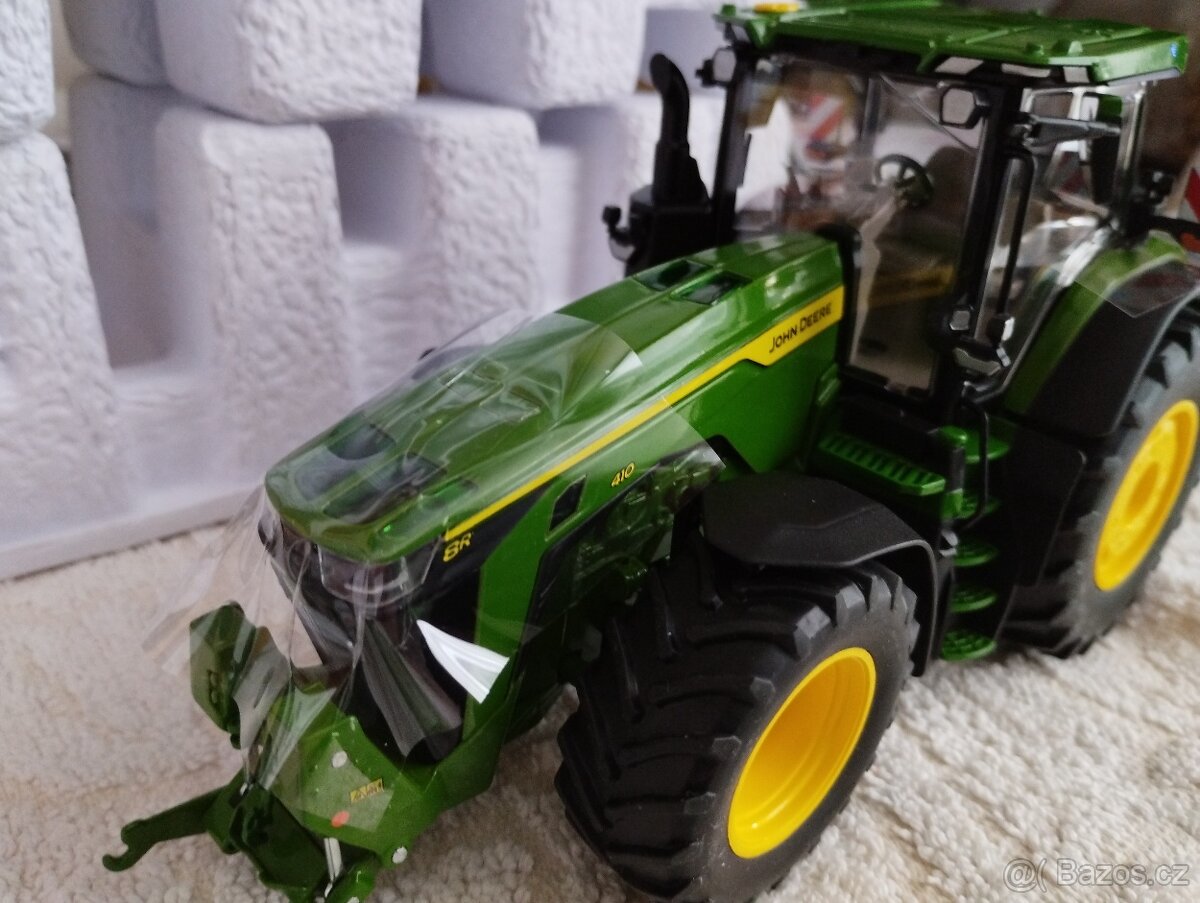 Wiking model zemědělského stroje John Deere 8R - 13