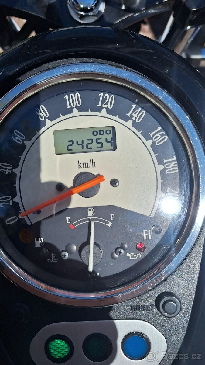 Kawasaki Vulcan 900 Custom - 13