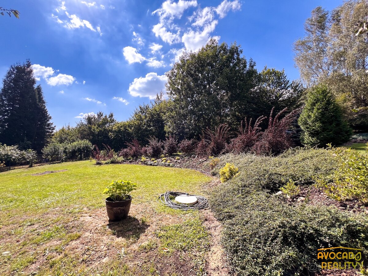 Stavební pozemek s okrasnou zahradou - 13