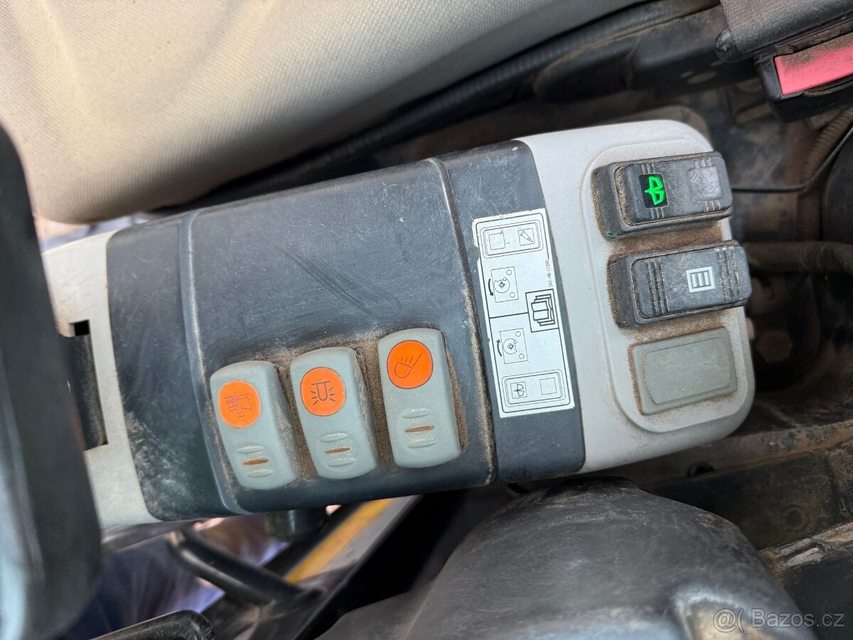 Komatsu PC26MR-3 - 13