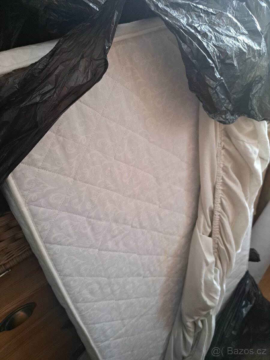 Dětská postýlka s matraci a uzavřeným šuplikem - 13