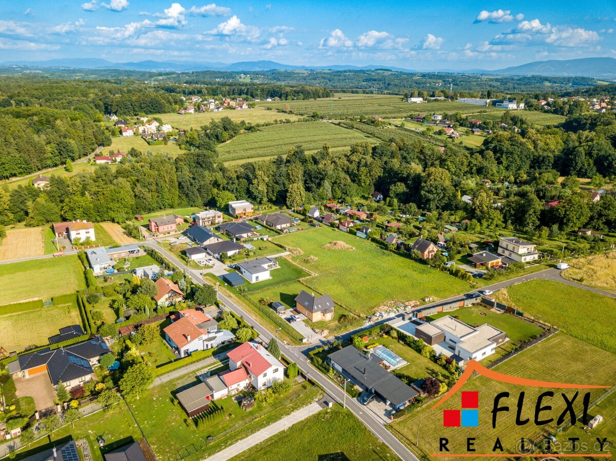 Prodej stavebního, zasíťovaného pozemku o výměře 1403 m² v l - 13