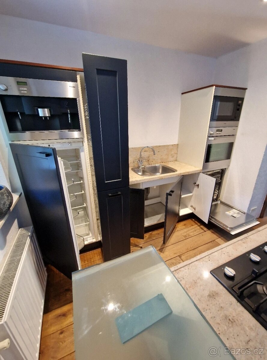 Kuchyně v moderně-venkovském stylu s ostrůvkem - 13