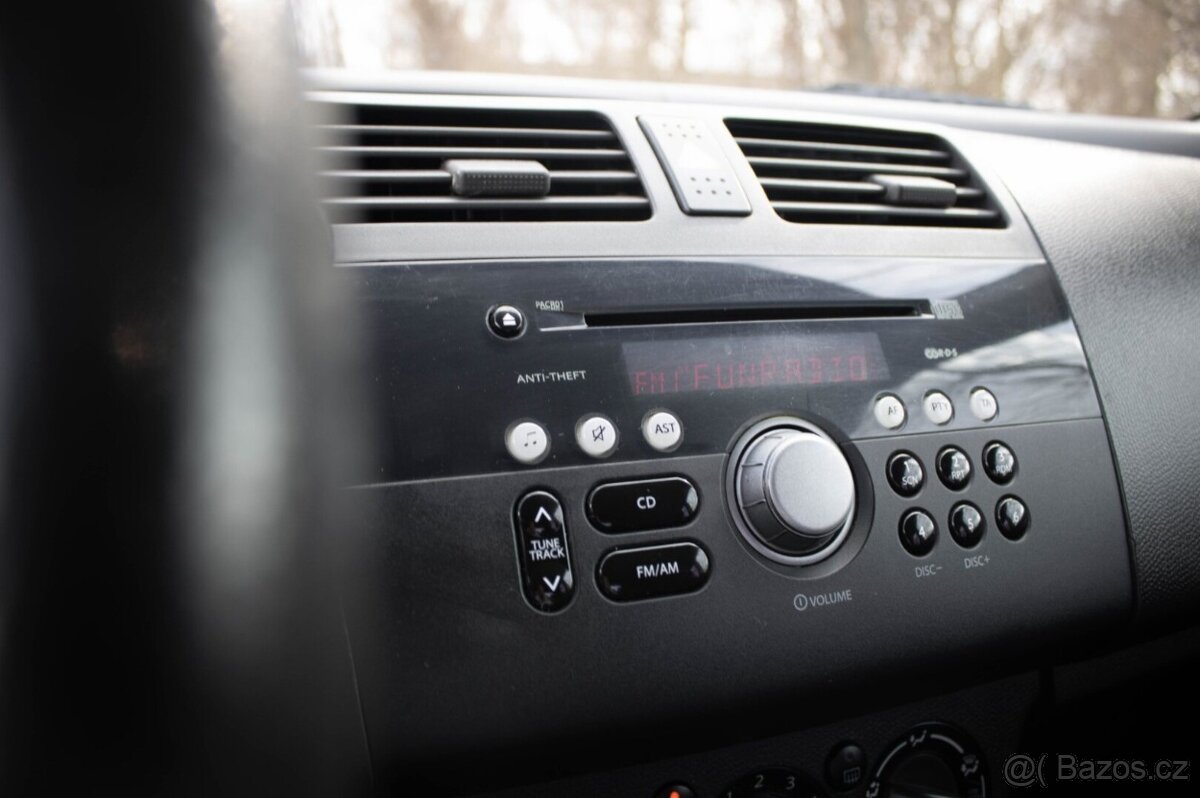 Suzuki Swift 1.3 benzin / TOP VÝBAVA / - 13