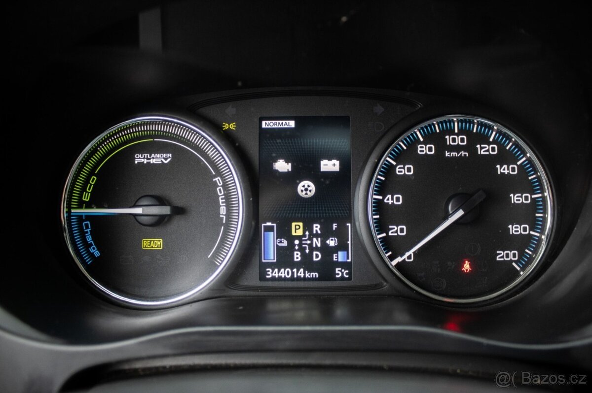 Mitsubishi Outlander 2.0 PHEV 4WD (2013) - 13