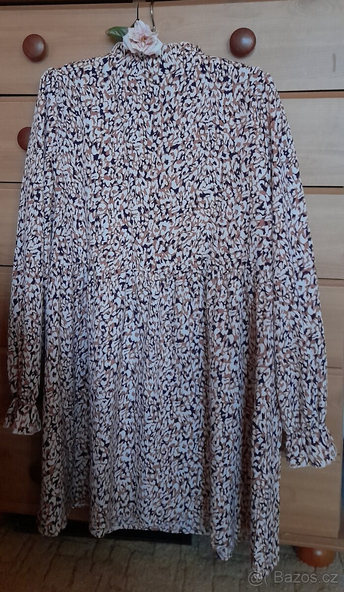Vzorované krátké šaty s dlouhými rukávy - 13