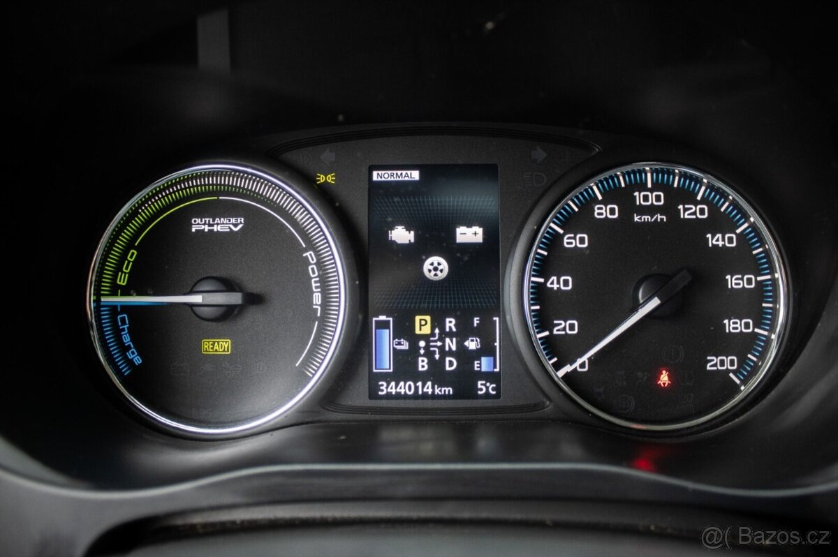 Mitsubishi Outlander 2.0 PHEV 4WD (2013) - 13