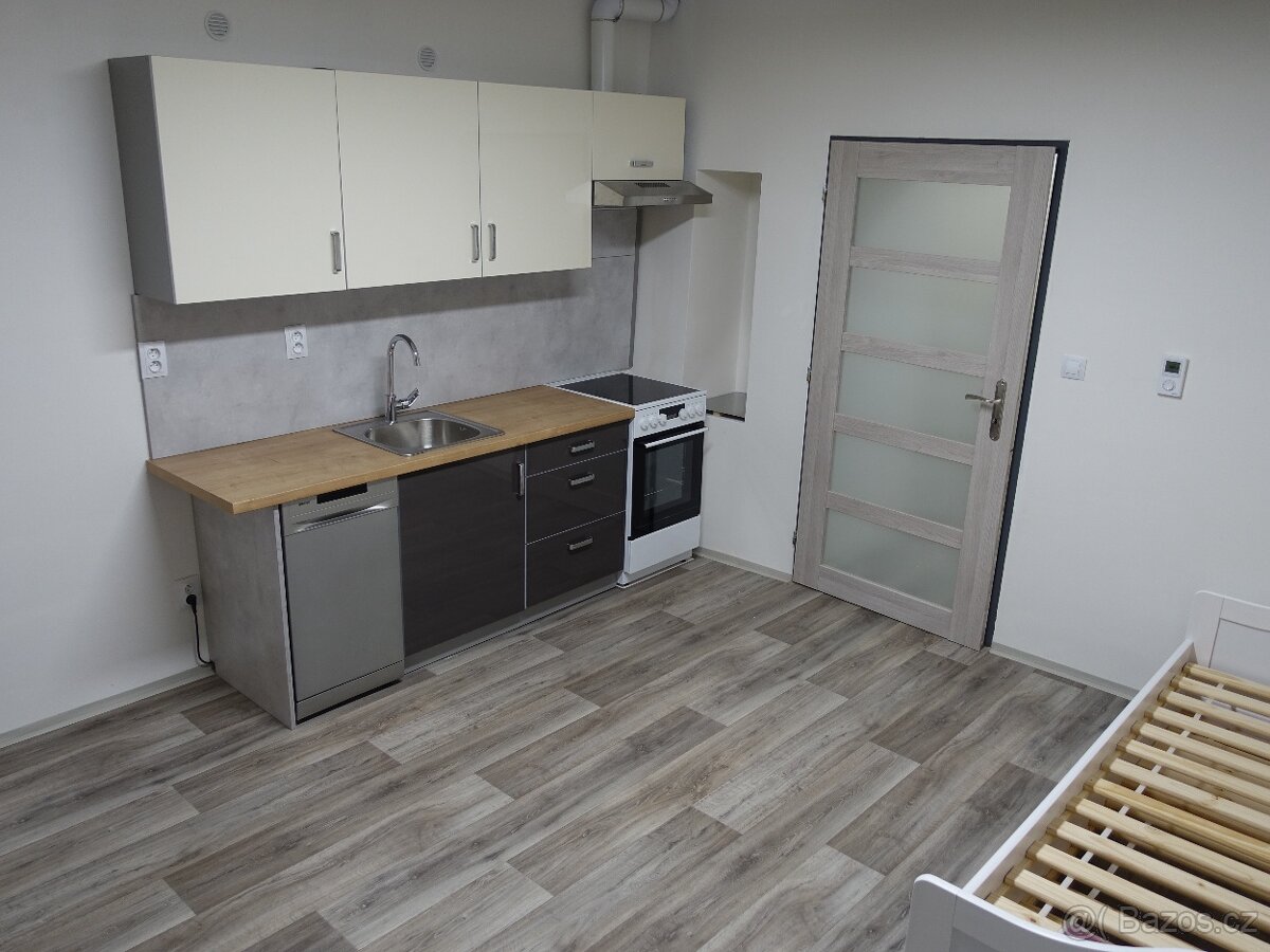 Prodej firemního areálu - bytové a nebytové prostory - 13