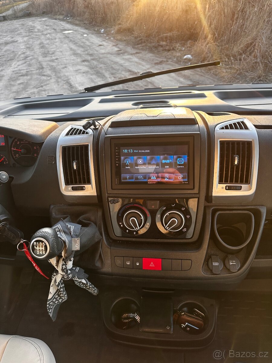 Integrovaný obytný automobil Roller Team model Kronos. - 13