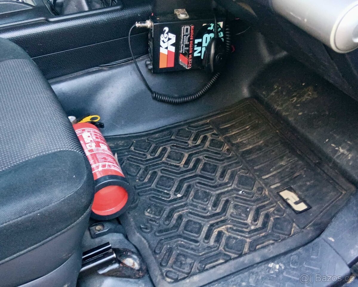 Prodám TOYOTA FJ CRUISER - 13