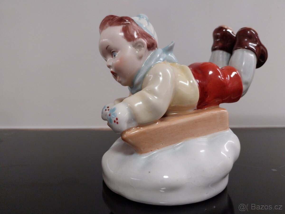 Chlapec na sáňkách - 13