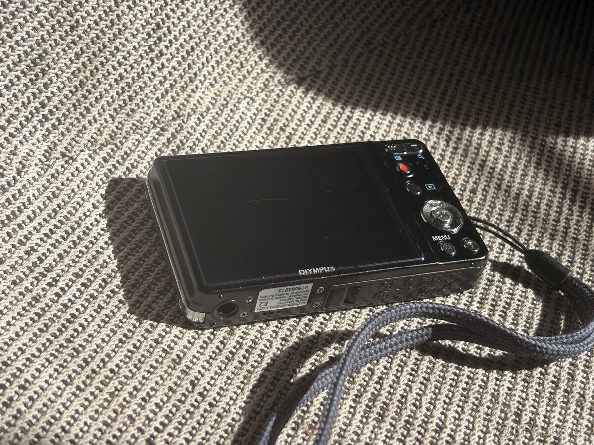 Olympus D-745 – retro Y2K kamera - 13