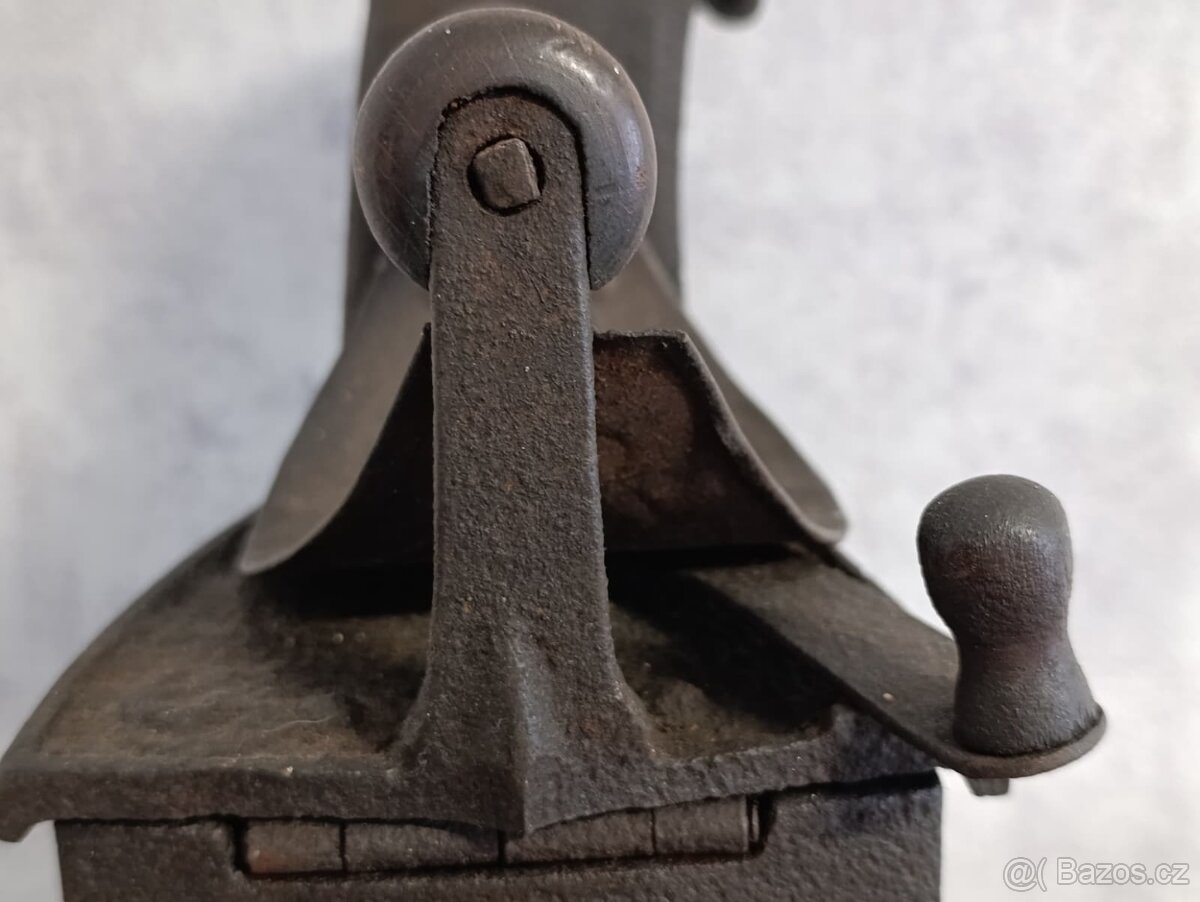 Značená německá velmi stará komínová žehlička (2x svastika) - 13