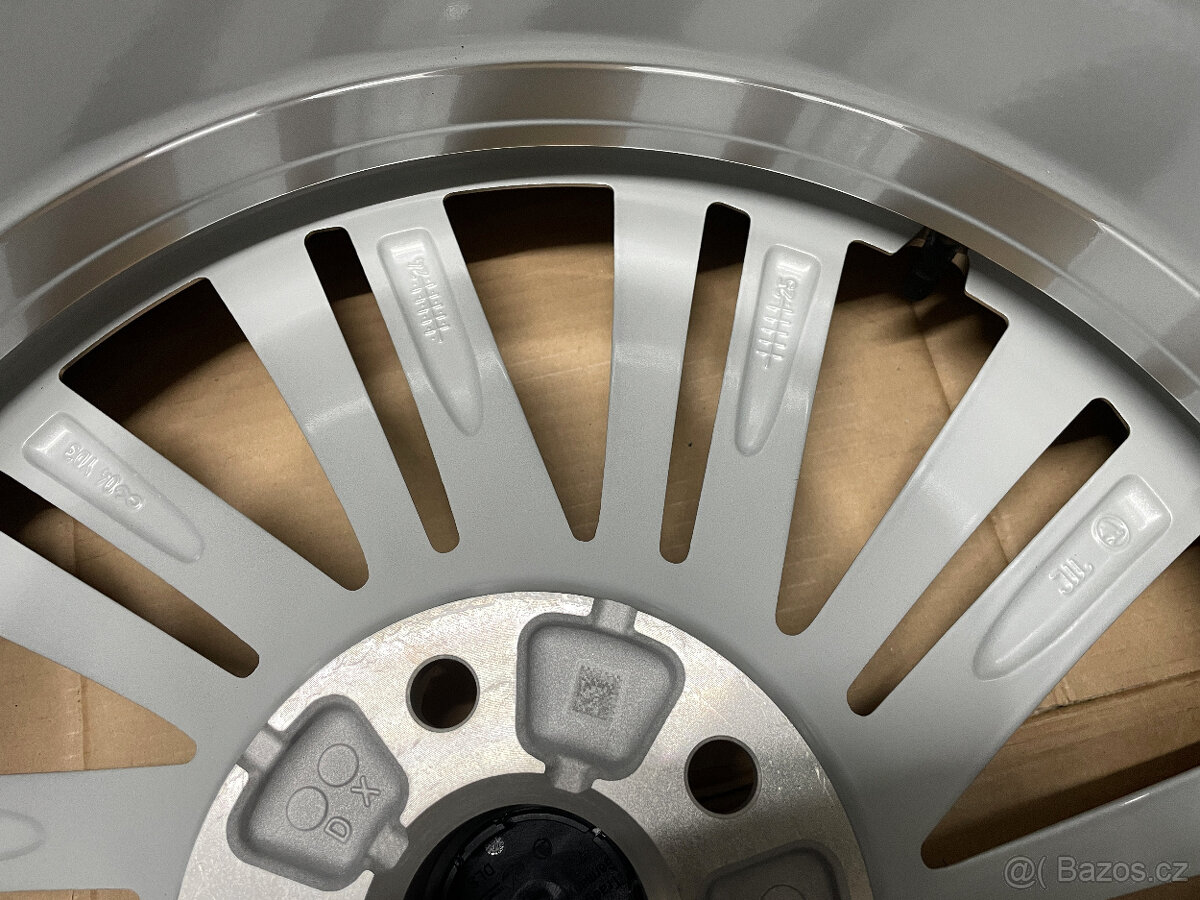 R.V 2025 NOVÁ ORIGINÁL LETNÍ SADA ŠKODA SUPERB 3,4 235/40/19 - 13
