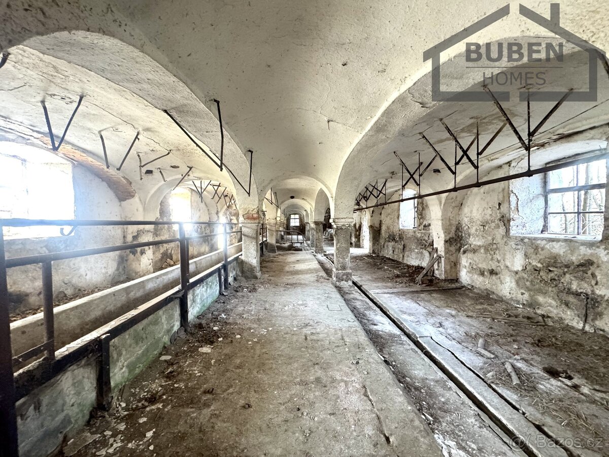 Stavební pozemek 10472 m² se zemědělskými budovami, Stráž - - 13