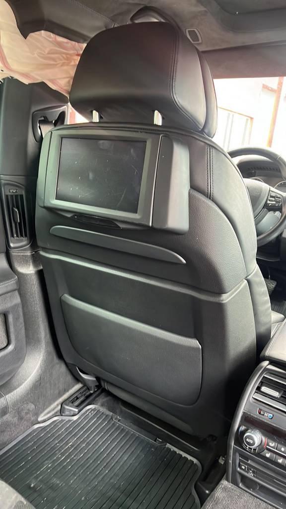 BMW 7 F01 interiér, sedačky s TV - 13