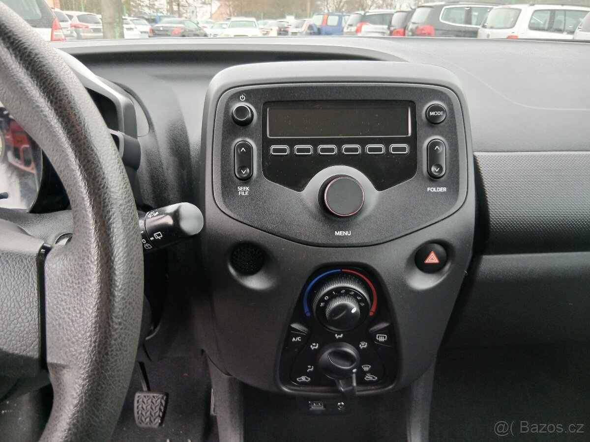 Toyota Aygo 1.0, 51 kW, klima - 13