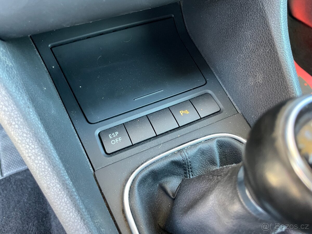 VW Golf 1.6 MPi Senzory, ALU, Výhřev Sedadel - 13