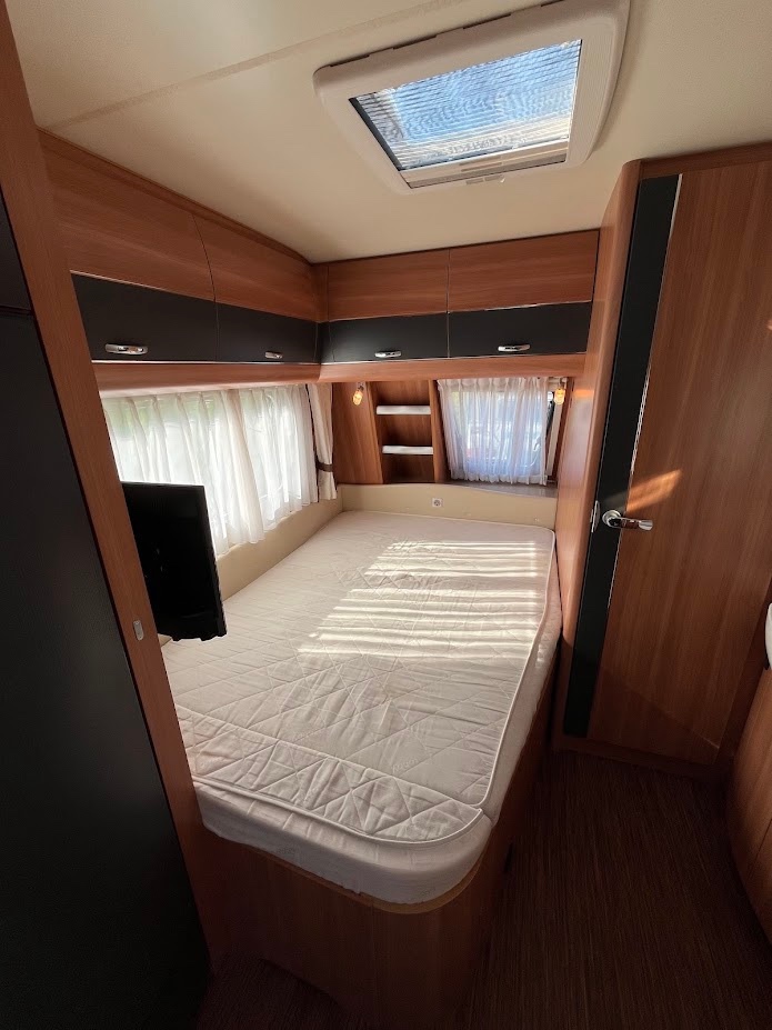 Karavan Hobby 460 UFE, 2012, De Luxe, TOP STAV - 13